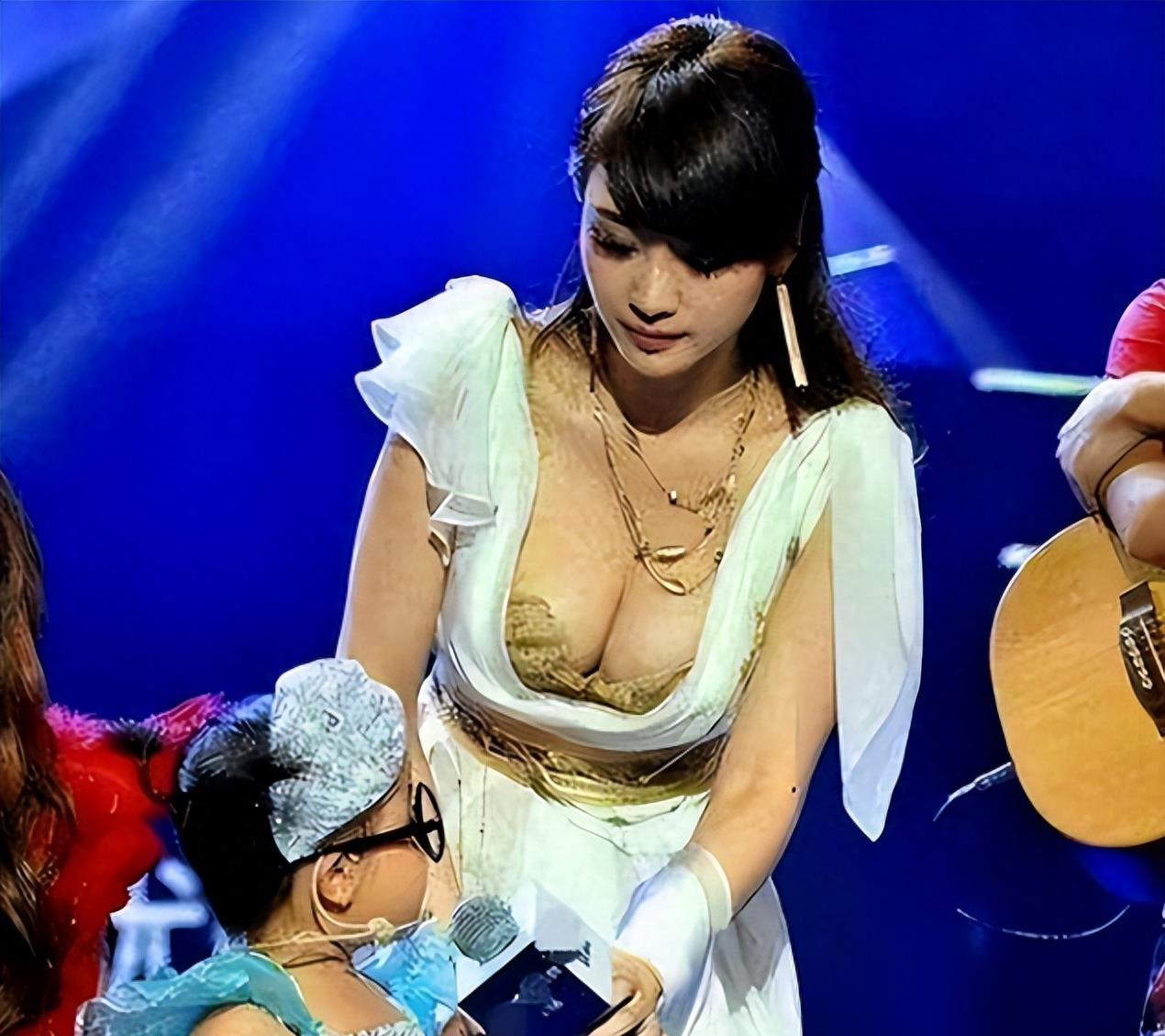 女明星着装暴露争议_女明星脱了内裤图片_金泫雅时尚自由批评