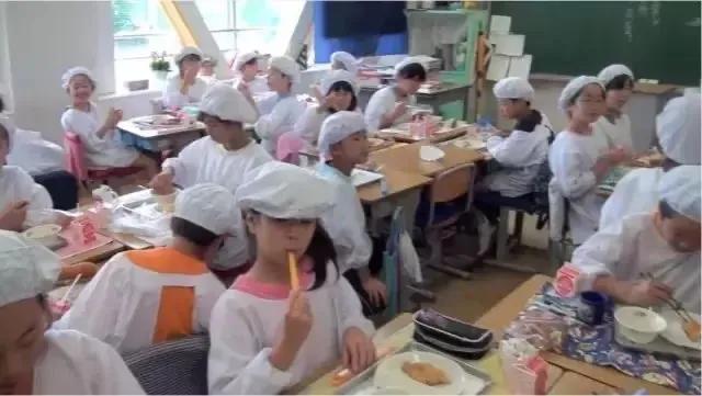 日本小学生校餐_三星校餐在线观看_日本校餐历史演变