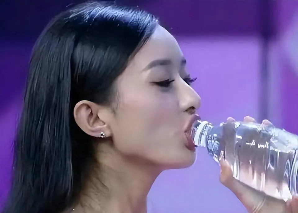 杨幂热舞、赵丽颖喝水，看似再正常不过的事情，却毁了女星的“清白”