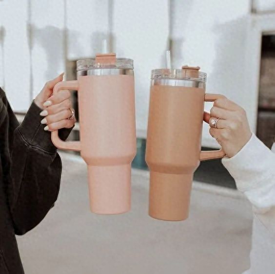 Stanley的巨型水杯是怎么成为时尚硬通货的？