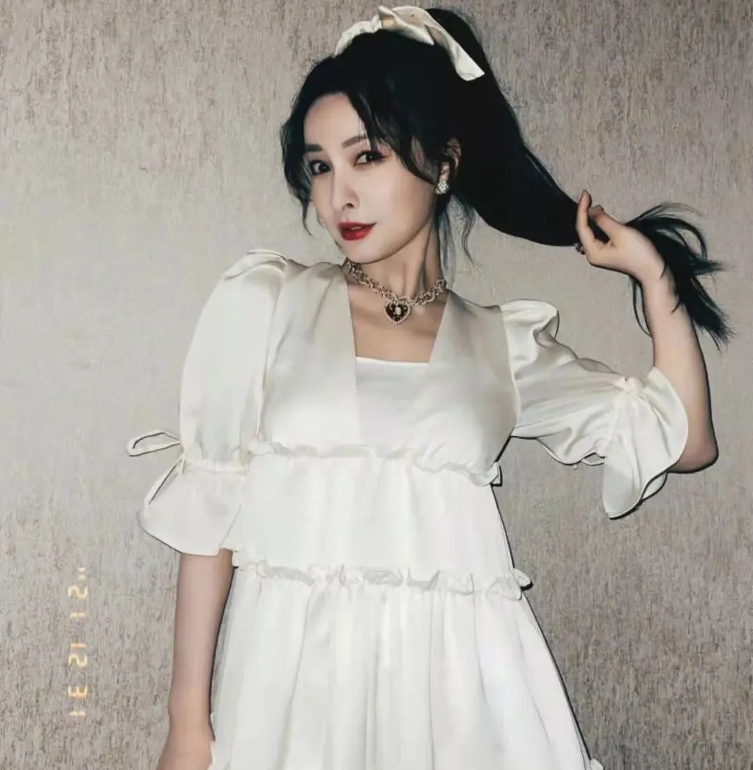 塌鼻子明星_朝天鼻明星_混血女明星鼻子