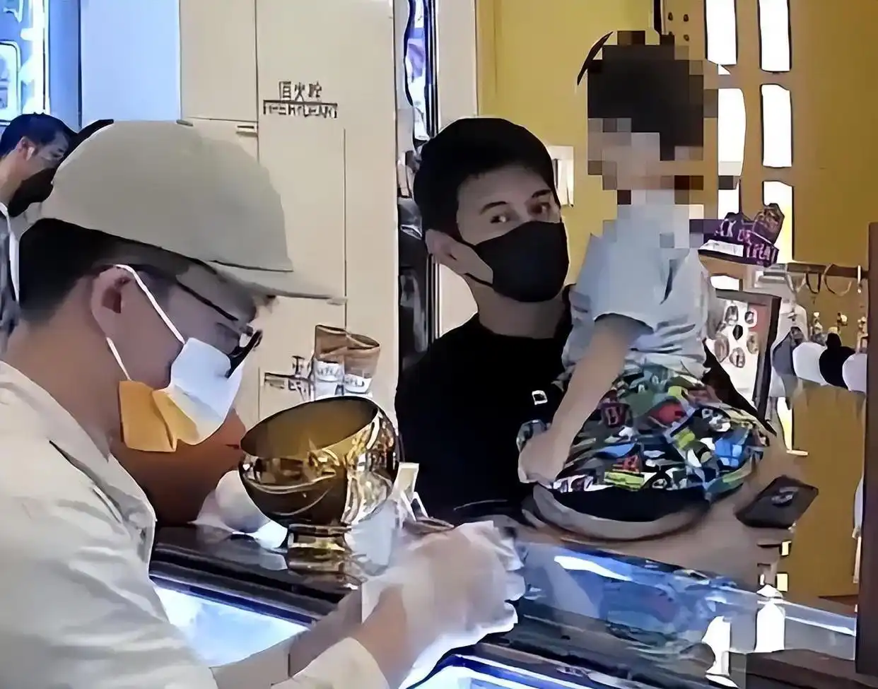 卓伟爆料男星离婚 内幕消息 靳东吴奇隆绯闻_又一对明星离婚互爆黑料,